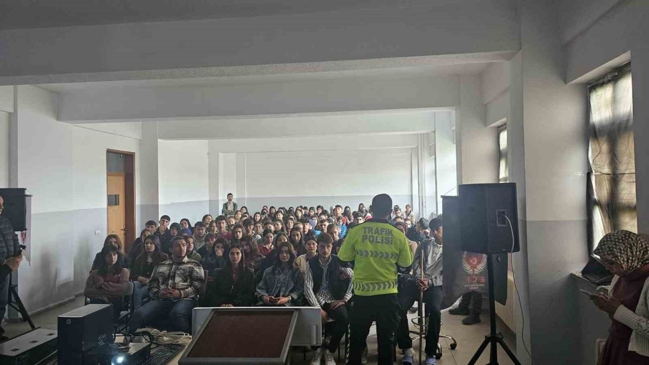 İl Emniyet Yatkilileri öğrencilere terörle mücadele ve trafik güvenliği semineri