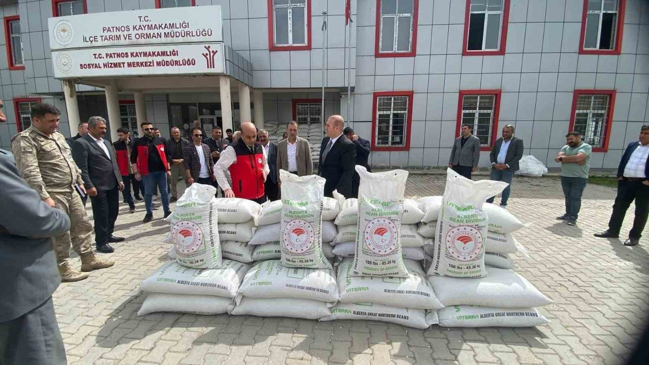 Patnos İlçe Kaymakamı Hasan Taş Çiftçilere Tohum Dağıtım Programına Katıldı