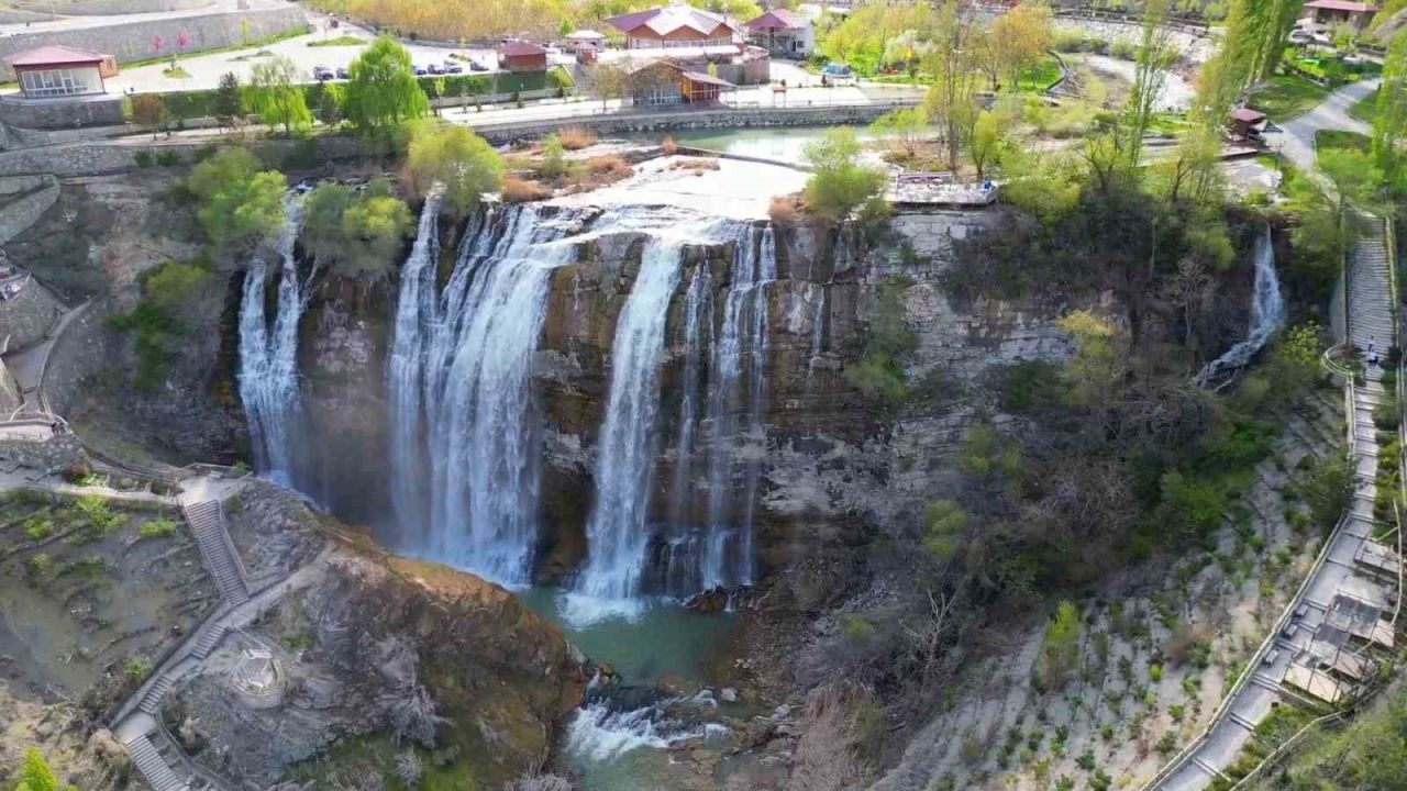 Erzurum Tortum Şelalesi baharla birlikte coşmaya hazırlanıyor