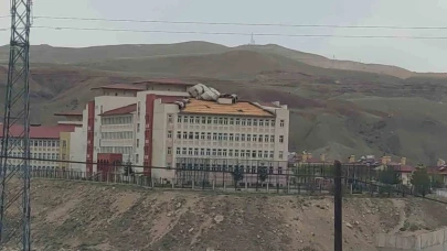 Van’da şidetli fırtına hayatı olumsuz etkiledi; Çatılar uçtu