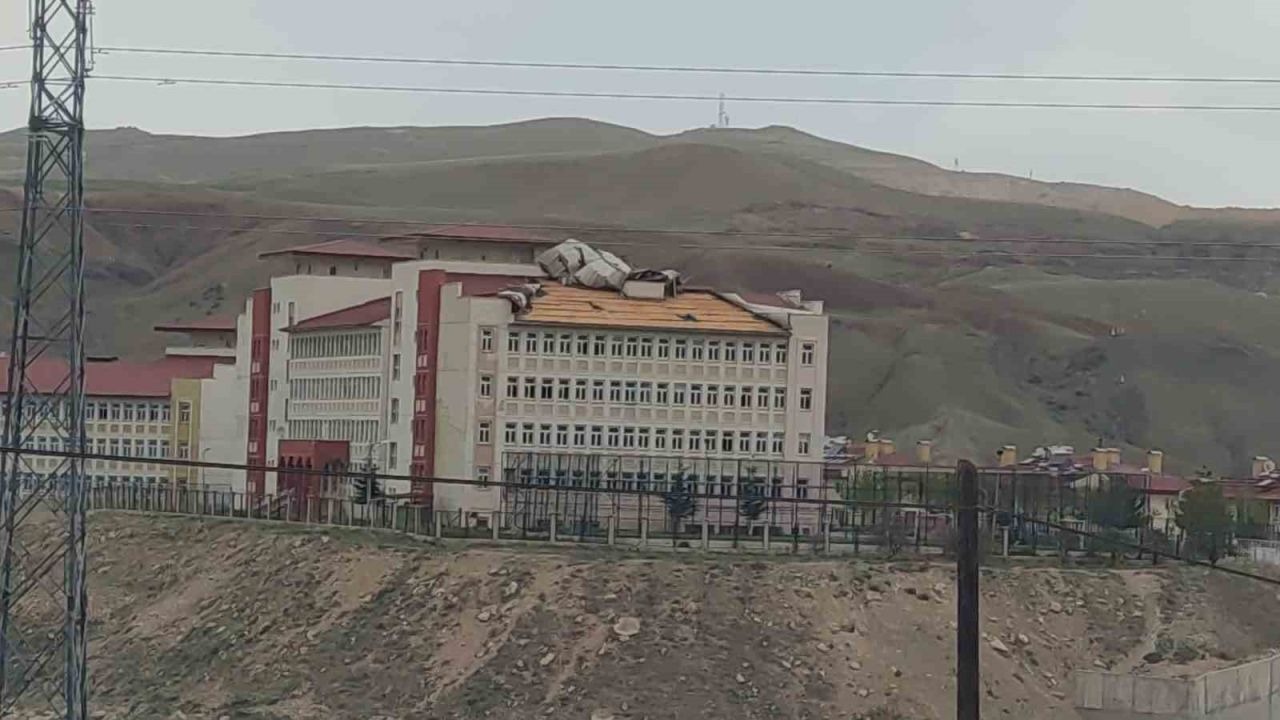 Van’da şidetli fırtına hayatı olumsuz etkiledi; Çatılar uçtu