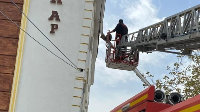İtfaiye ekileri Van'da fırtınadan dolayı gece boyu seferber oldu