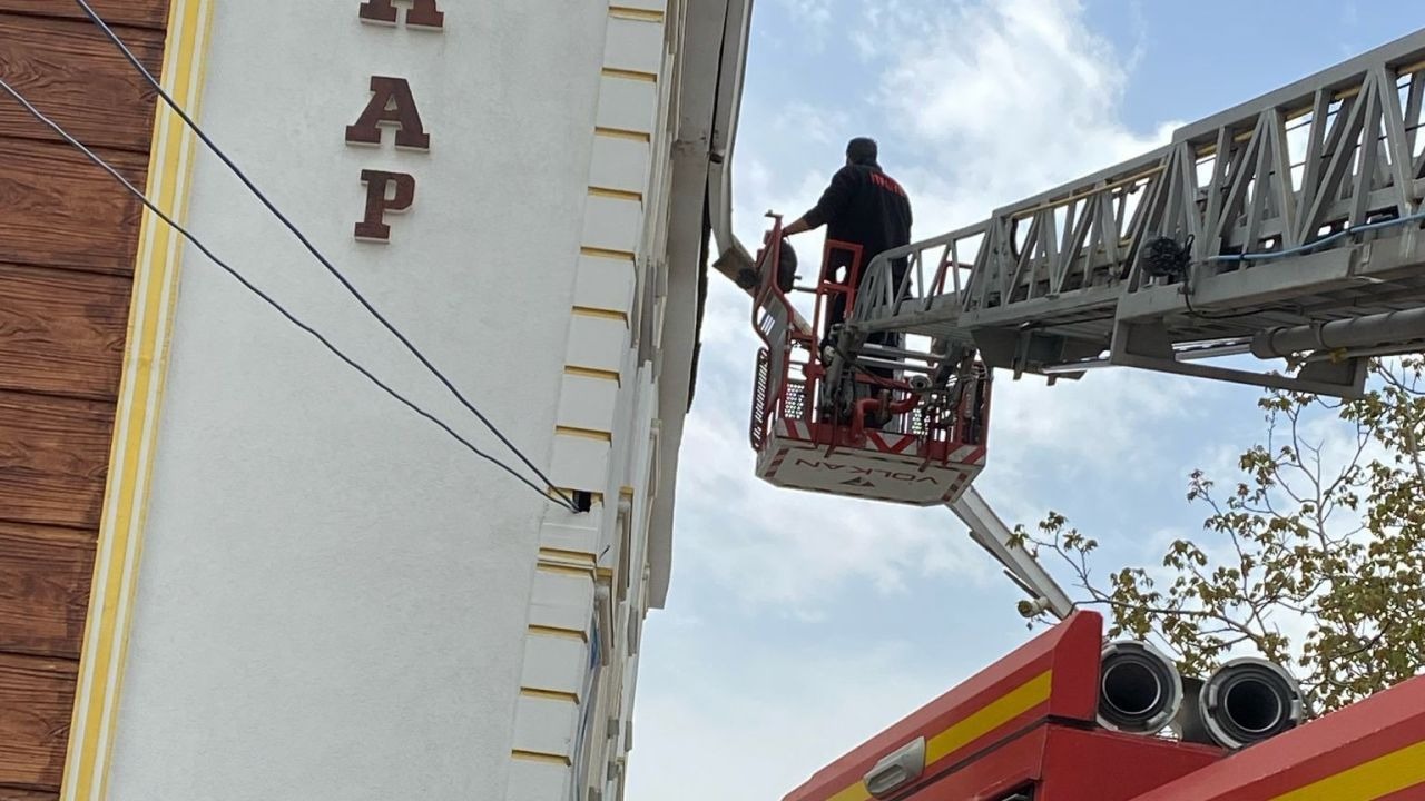 İtfaiye ekileri Van'da fırtınadan dolayı gece boyu seferber oldu