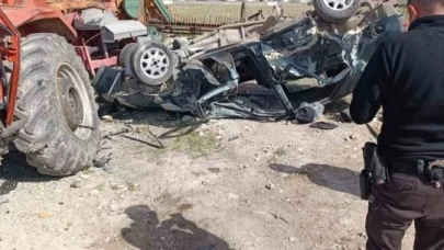 Erciş'te traktör ve otomobil çarpıştı: 4 yaralı