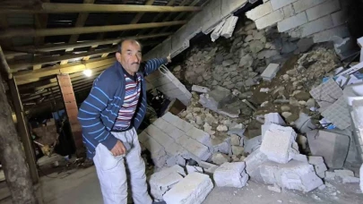 Erzurum'da kaya parçaları evin çatı katını yıktı