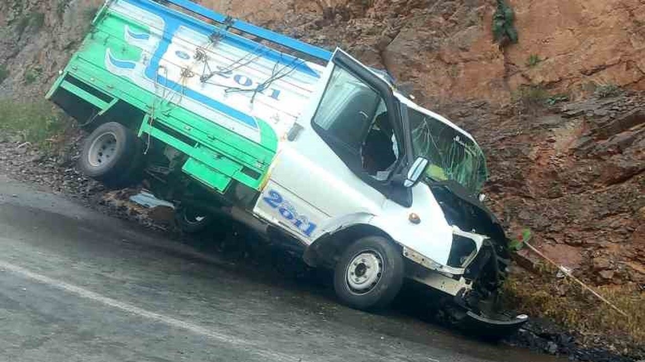 Hakkari'de kontrolden çıkan kamyonet kayalığa çarptı: 1 ölü, 1 yaralı