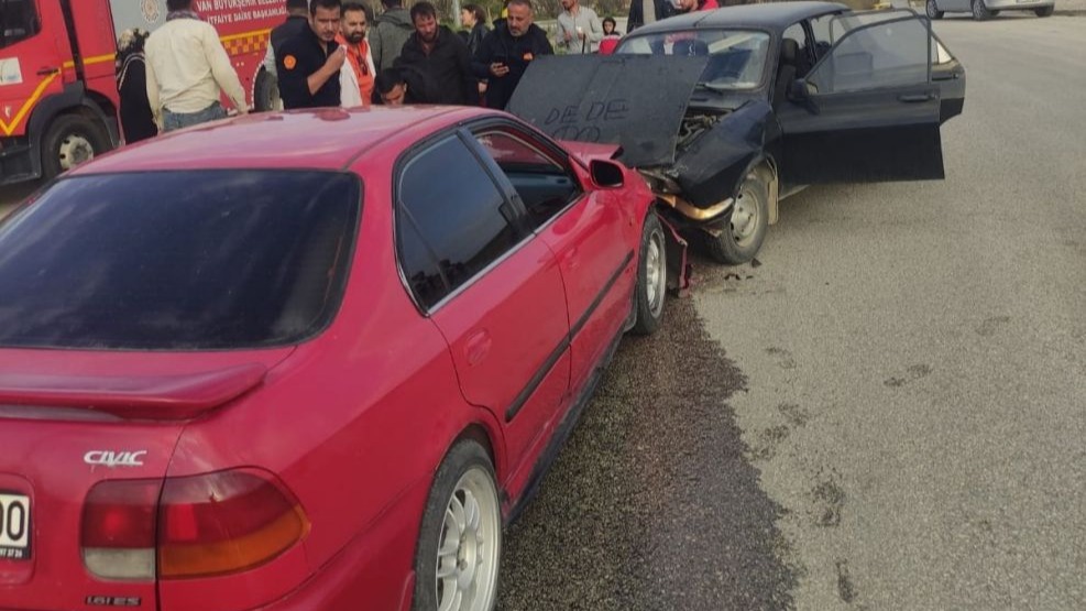 İki otomobil kafa kafaya çarpıştı: 1 yaralı