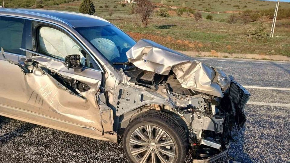 Otomobil traktöre arkadan çarptı; 1 yaralı