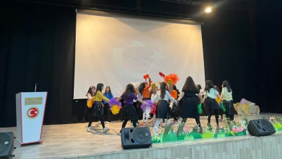 Ağrılı öğrencilerden sahnede dil şöleni