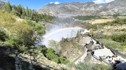 Erzurum'un Tortum şelalesi yağışlarla coştu