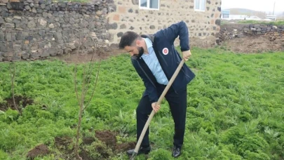 Ağrı’nın Diyadin ilçesinde ki cami bahçesi fidanlarla şenlendi
