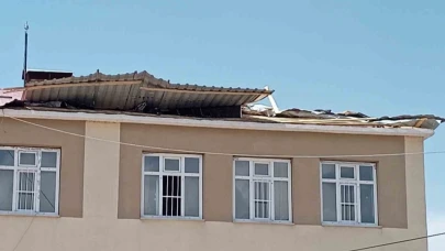 Tuşba İlçesinde fırtına okulun çatısını uçurdu