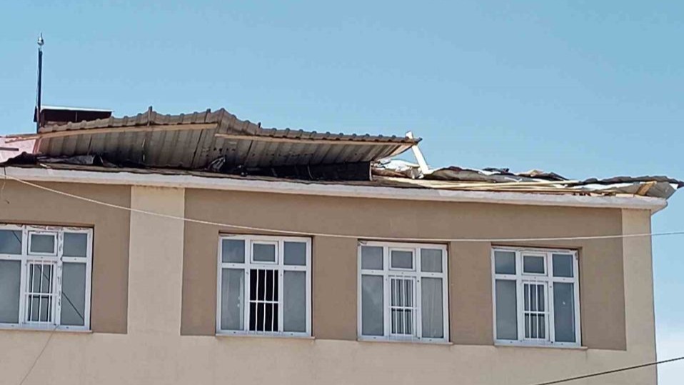 Tuşba İlçesinde fırtına okulun çatısını uçurdu