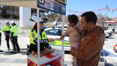 Erzurum'da polis vatandaşa uygulamalı bilgilendirme yaptı