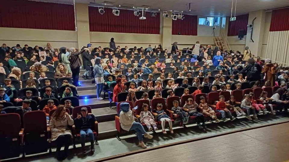 Erzincan'da ’Harikalar Mutfağı’’ adlı çocuk oyunu sahnelendi