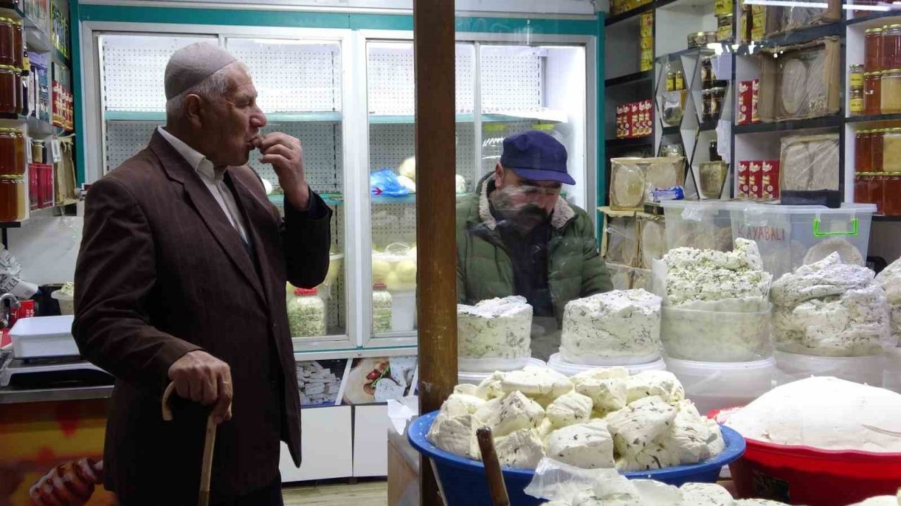 Otlu peynir tezgahlarda satışa çıktı