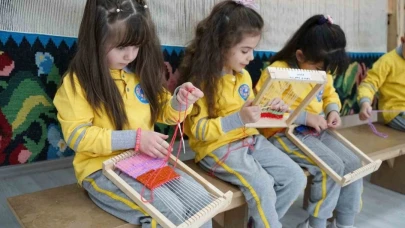 Erzurum'da anaokulu öğrencileri halı tezgahıyla tanıştı