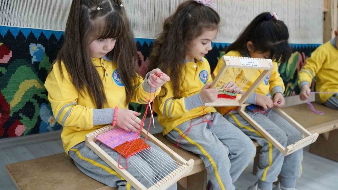 Erzurum'da anaokulu öğrencileri halı tezgahıyla tanıştı