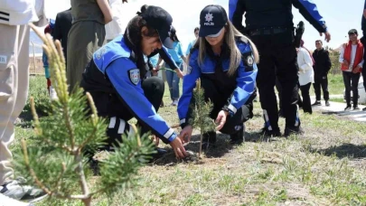 Polislerle öğrenciler fidanları toprakla buluşturdu