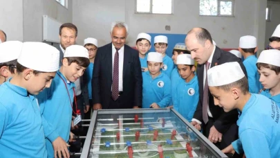 Kuran Kursu öğrencilerine oyun grubu hediye etti