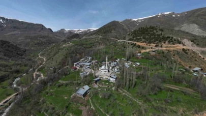 Erzurum'da bulunan Sarı Gelin Şelalesi görenleri hayran bırakıyor