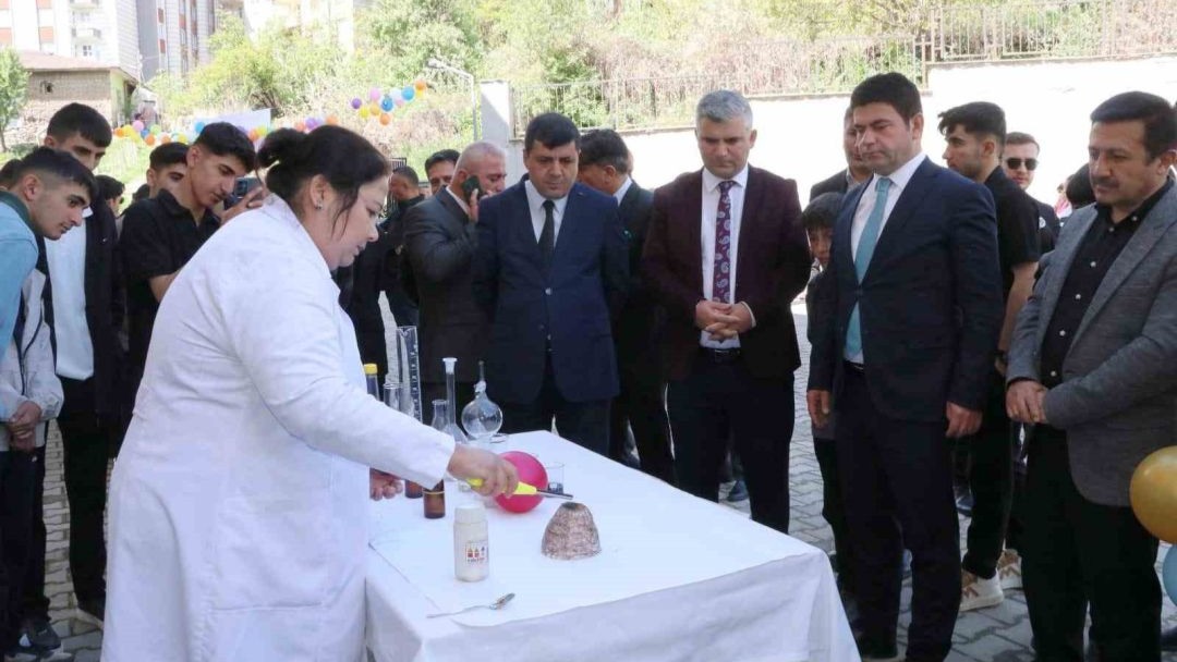 Hakkari TOBB Hüseyin Çelik Anadolu İmam Hatip Lisesinden festival coşkusu