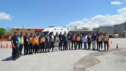 Muş'ta ambulans sürücülerine güvenli sürüş eğitimi