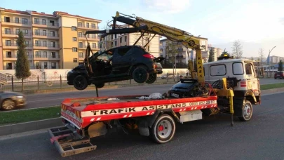 Kontrolden çıkan otomobil refüje çarptı: 1 yaralı