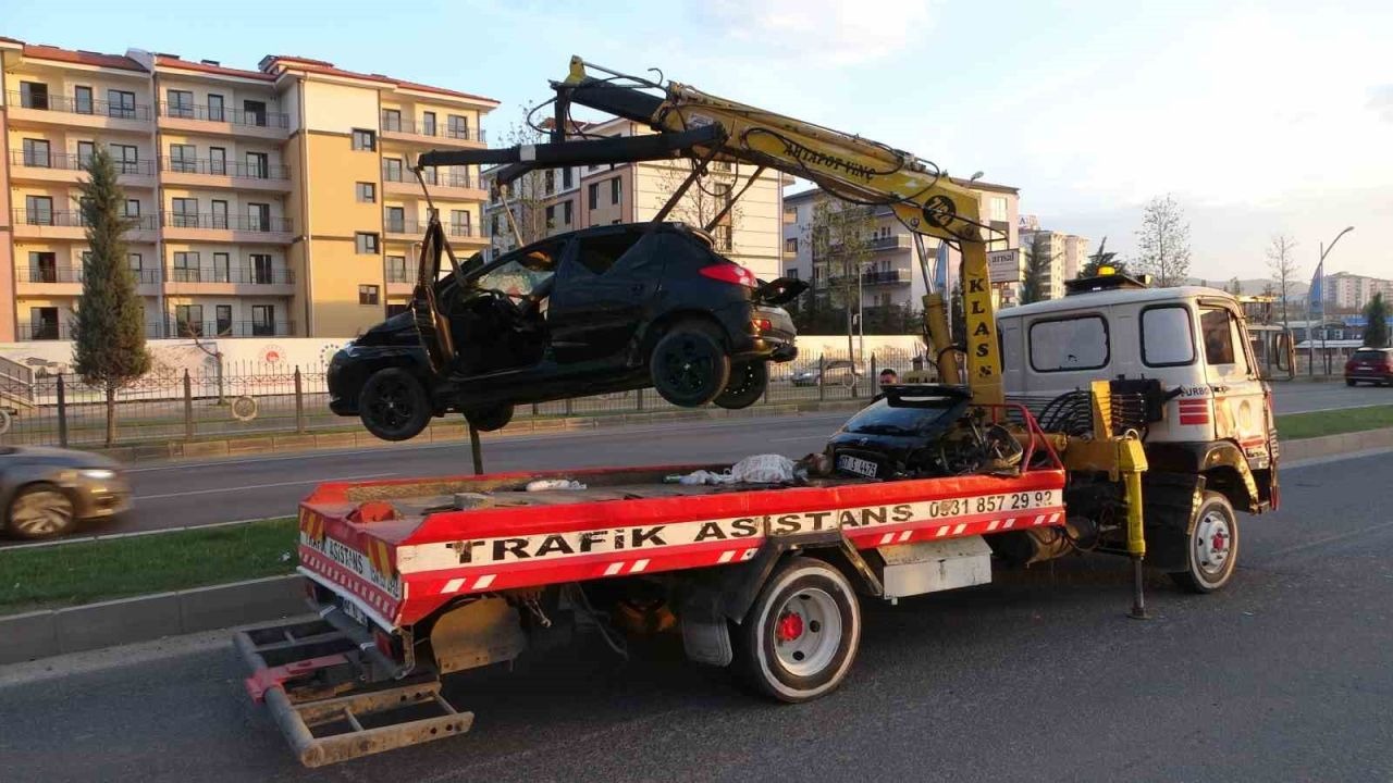Kontrolden çıkan otomobil refüje çarptı: 1 yaralı