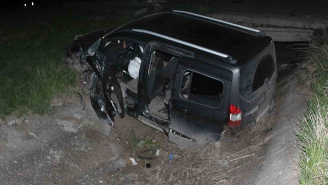 İki aracın karıştığı trafik kazasında: 1 ölü, 4 yaralı