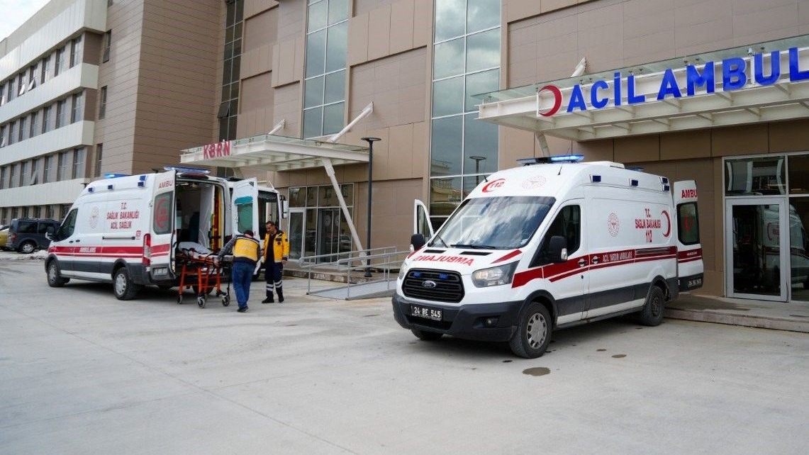 Erzincan'da refüje çarpan motosikletin sürücüsü öldü