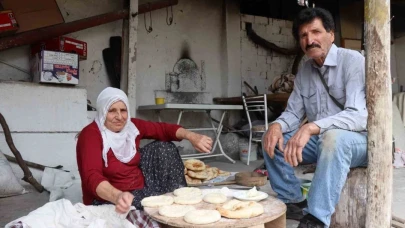 Lezzetli ekmekler köy tandırında pişiyor