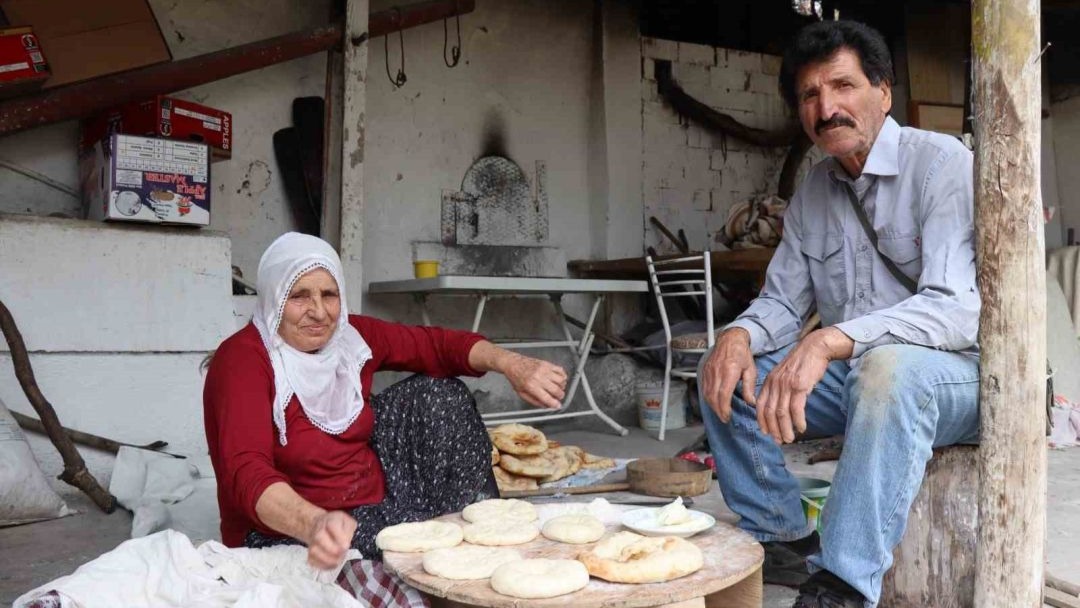 Lezzetli ekmekler köy tandırında pişiyor