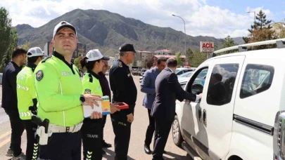 Sürücülere çikolata ve kolonya ikramlı trafik denetimi