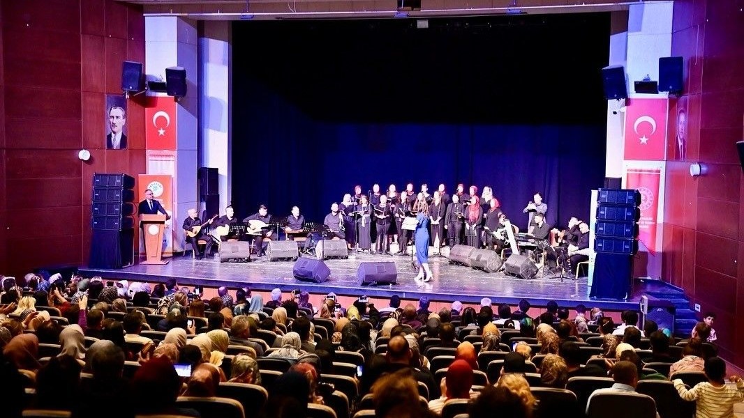 Yeşilyurt Kent Konseyi Kadın Korosunun ‘Anneler Günü’ konseri büyük ilgi gördü