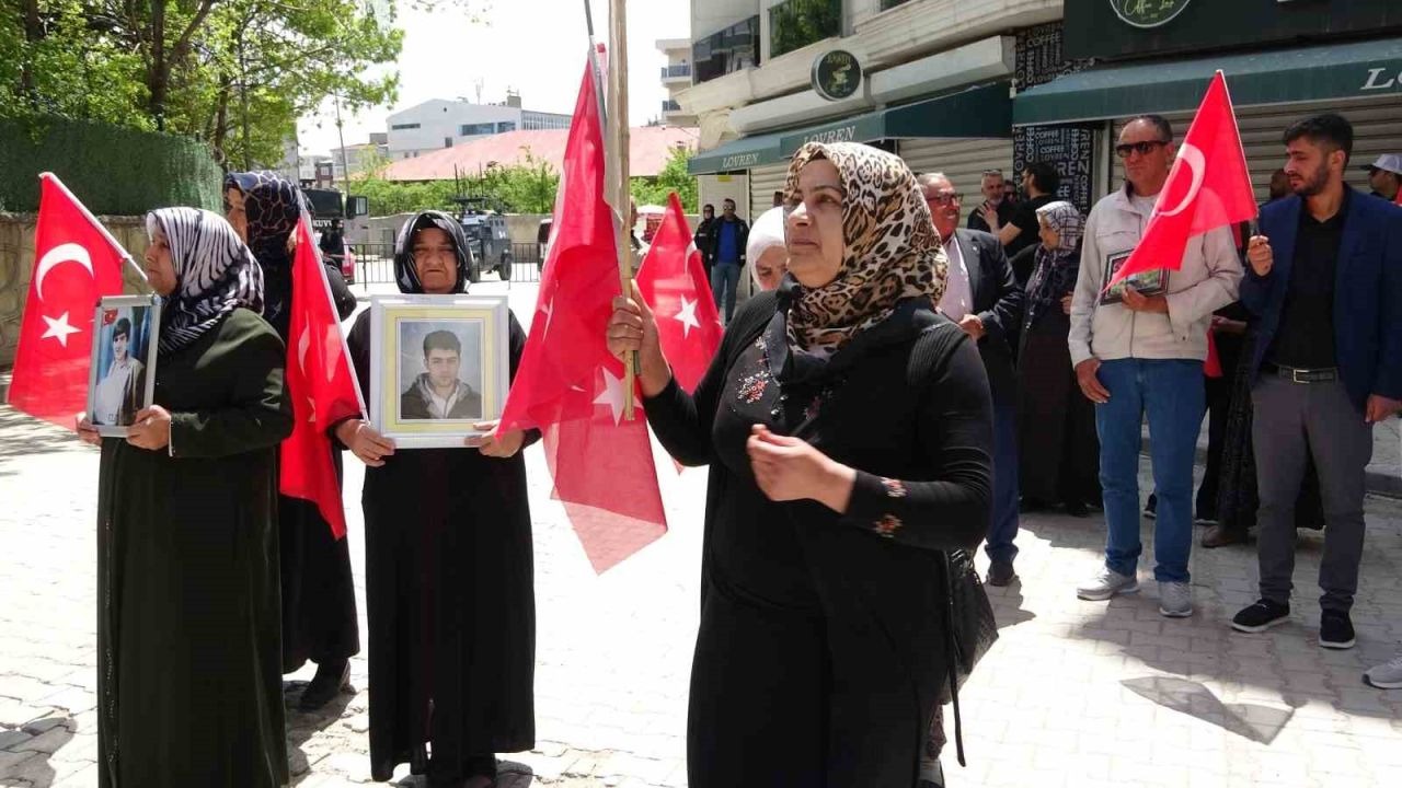 Evlat nöbetindeki aileler: "Umudumuzu kaybetmiyoruz"