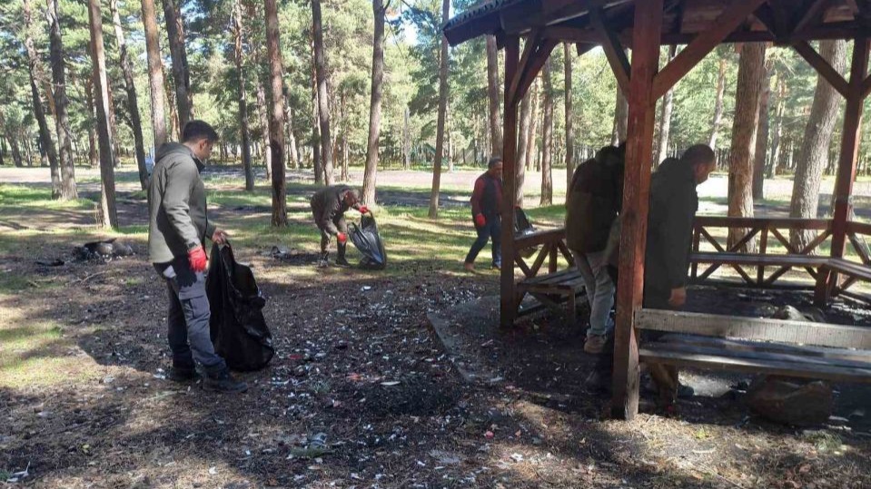 Doğa Koruma ekipleri tabiat parkında temizlik yaptı