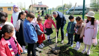 Ağrı Milli Eğitim Müdürü Kökrek, öğrencilerle fidan dikti