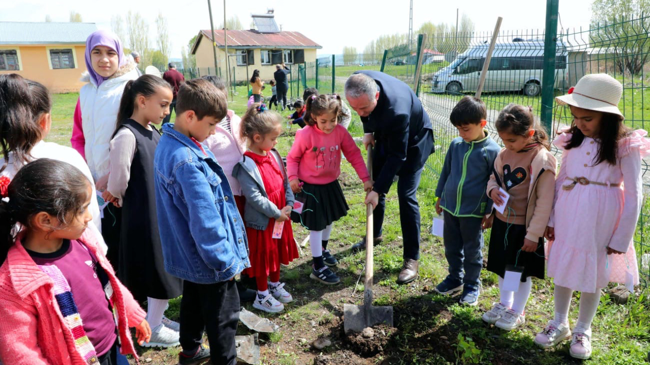 Ağrı Milli Eğitim Müdürü Kökrek, öğrencilerle fidan dikti