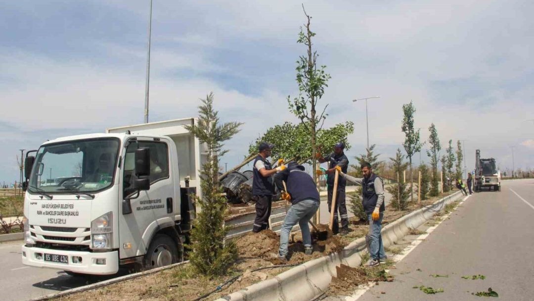 Van Büyükşehir Belediyesinden sahil yolunda çalışma