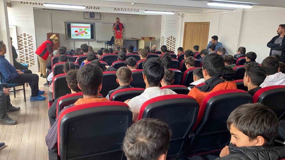 BÖF ekipleri öğrencileri bilgilendiriyor