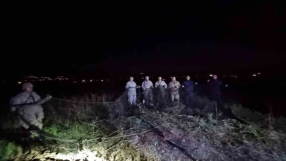 Ekipler Muradiye'de ele geçirdiği 1 ton canlı inci kefali balığını suya bıraktı