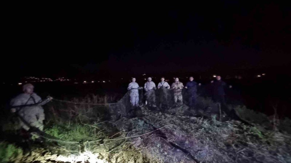 Ekipler Muradiye'de ele geçirdiği 1 ton canlı inci kefali balığını suya bıraktı