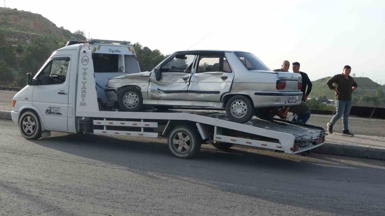 5 araçlı zincirleme trafik kazasında 6 kişi yaralandı