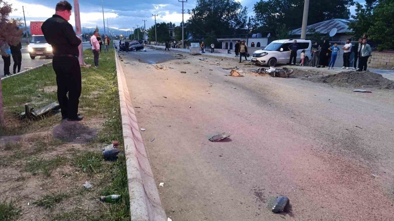 Otomobil ile motosikletin karıştığı feci kazada 1 kişi hayatını kaybetti