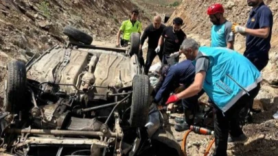 Otomobil dereye uçtu: 7 kişi yaralandı