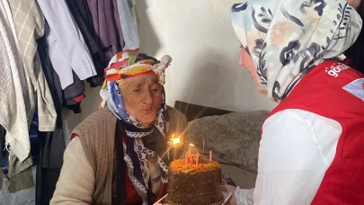 Ağrı Kızılay gönüllüleri, anneleri unutmadı
