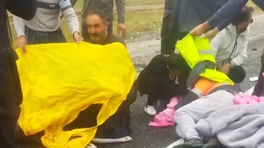 Van-Hakkari karayolunda tır devrildi: 2 yaralı