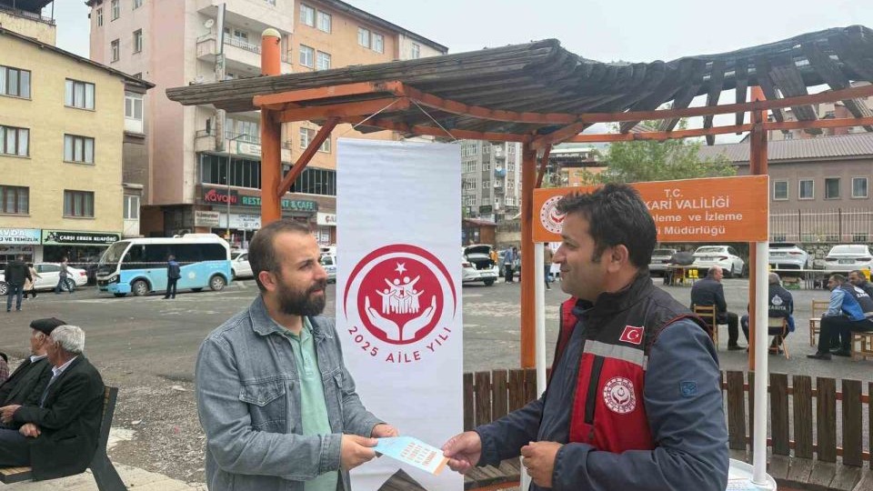 Hakkari’de kadına şiddete karşı farkındalık standı
