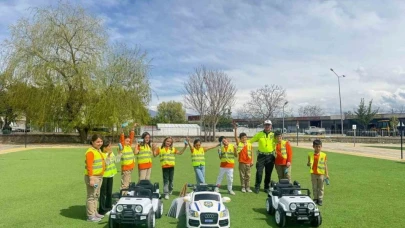Polisl çocuklara trafik eğitimi verdi